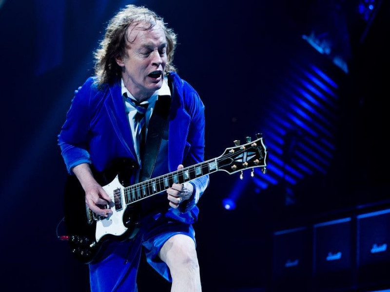 Angus Young (AC/DC) încă are emoții înainte de a urca pe scenă
