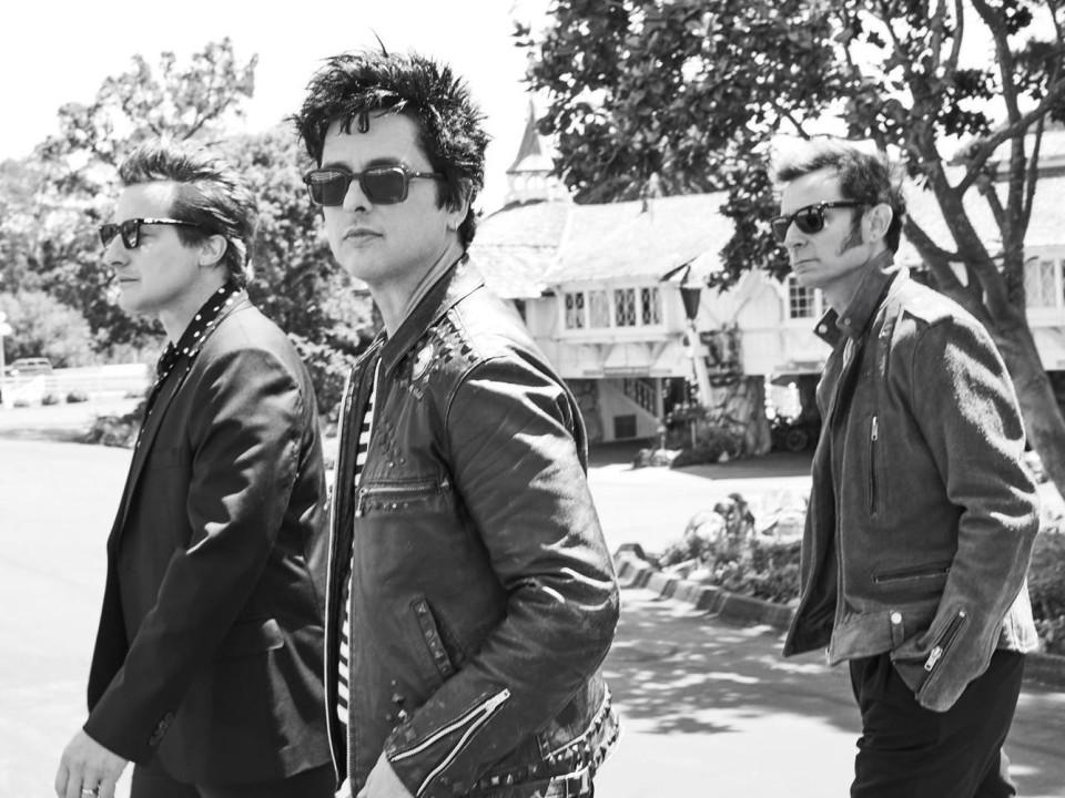 Green Day ne transformă sfârșitul de săptămână cu piesa „Holy Toledo!”