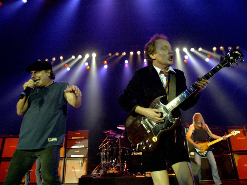AC/DC revin cu videoclipul melodiei „Through the Mists of Time”