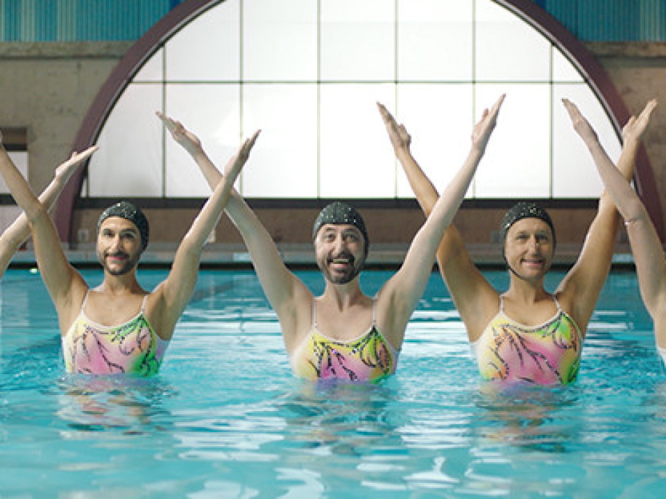 Foo Fighters participă la un antrenament de înot sincron în videoclipul piesei „Love Dies Young”