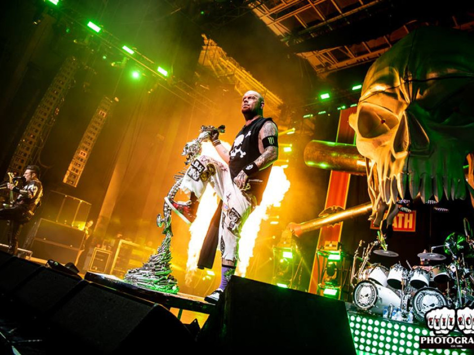 Five Finger Death Punch apare pe scenă pentru prima oară alături de „The Engine”