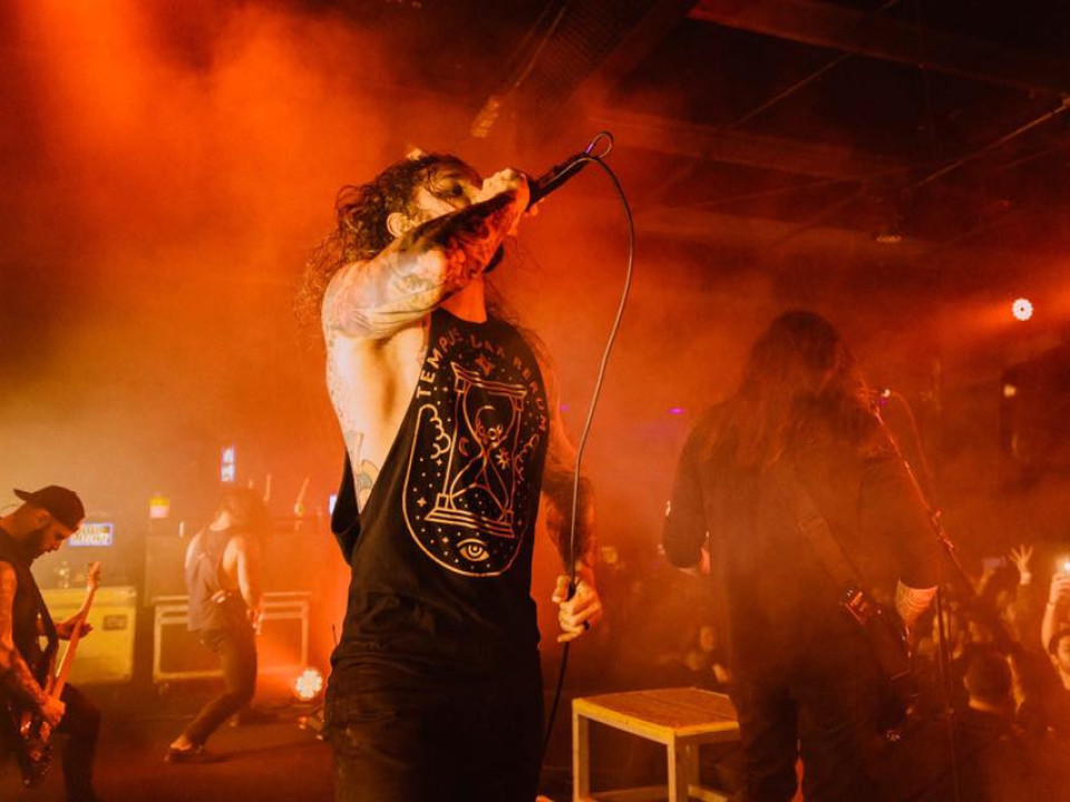 As I Lay Dying lansează o filmare oficială din turneul „Shaped By Fire” pentru melodia „Confined”