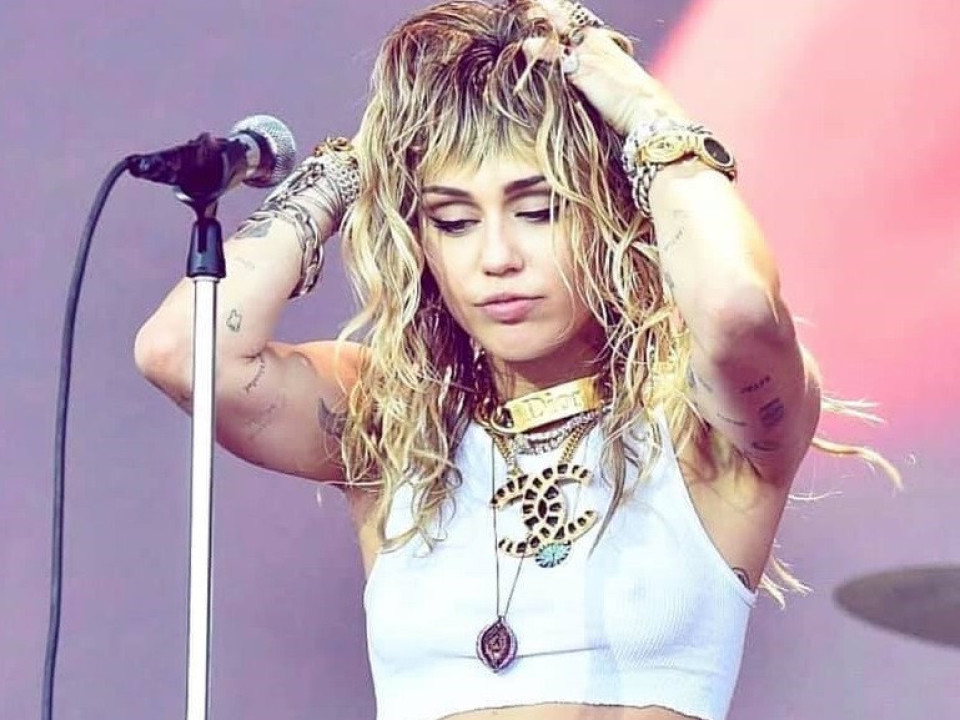 Miley Cyrus include în repertoriul ei melodii de la Metallica și Nine Inch Nails