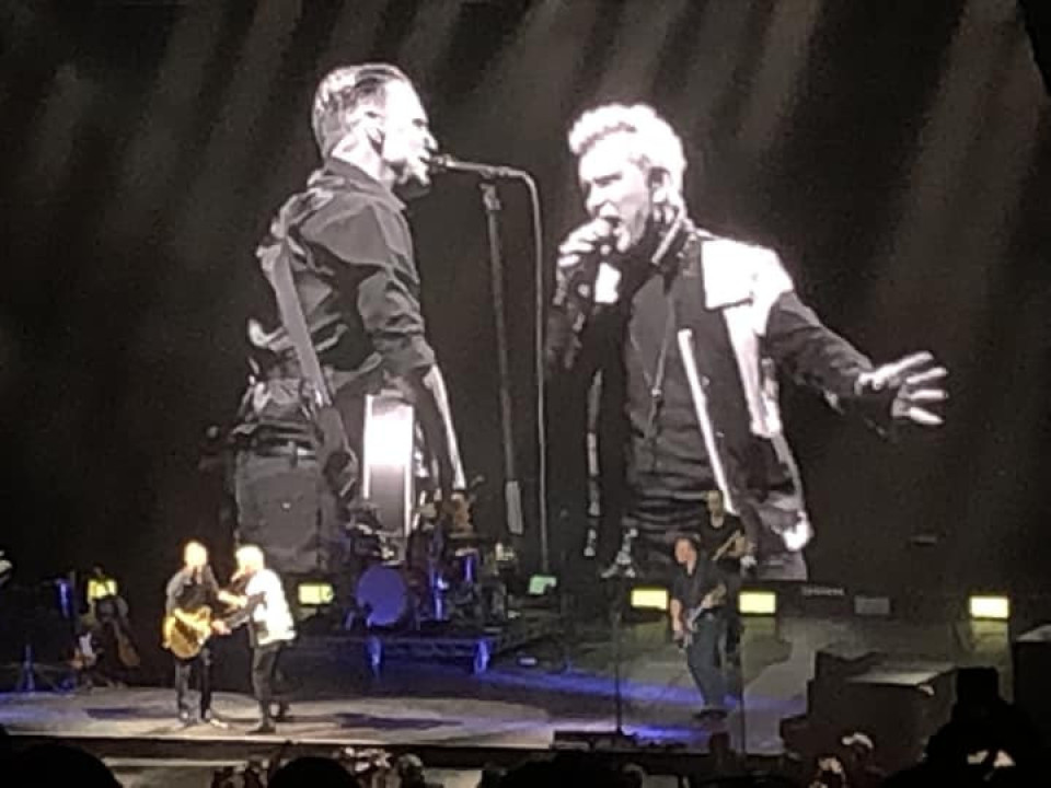 Billy Idol și Bryan Adams interpretează un cover al piesei „C’mon Everybody” (Eddie Cochran)