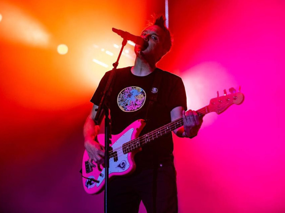 Mark Hoppus (Blink-182) declară că numele melodiei „On Some Emo Shit” a fost ales pentru a stârni curiozitatea (și click-urile) oamenilor