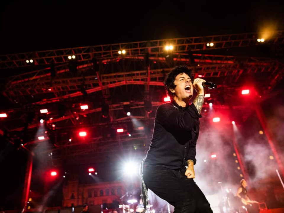 Billie Joe Armstrong (Green Day) a uitat versurile piesei „Brain Stew” pe scenă