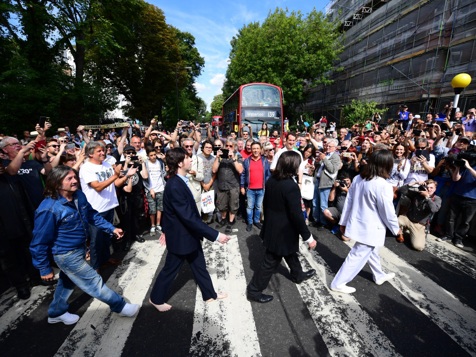 Trecerea de pietoni de pe coperta „Abbey Road” - Beatles va fi recreată la Hollywood doar pentru o zi