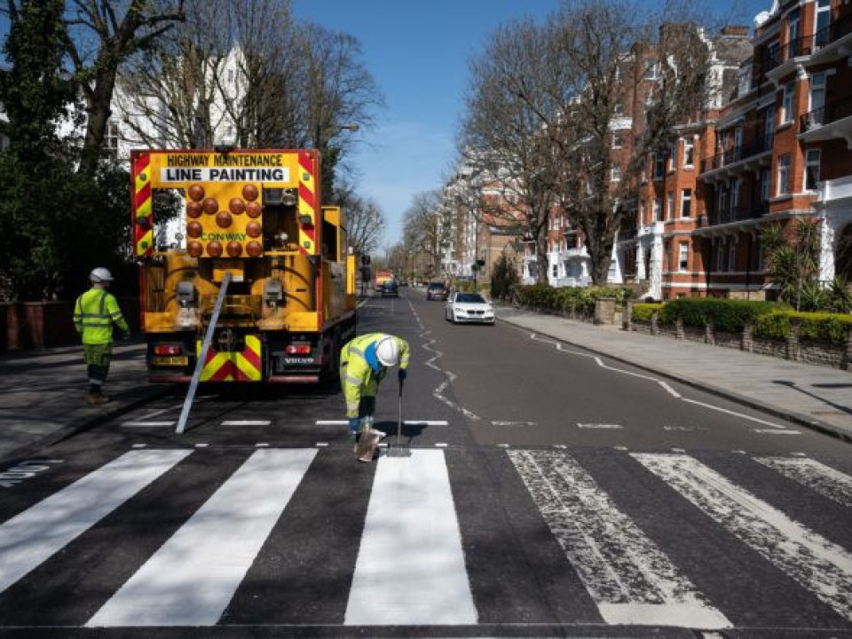Trecerea de pietoni Abbey Road, făcută celebră de Beatles, revopsită în timpul restricțiilor de circulație din Londra
