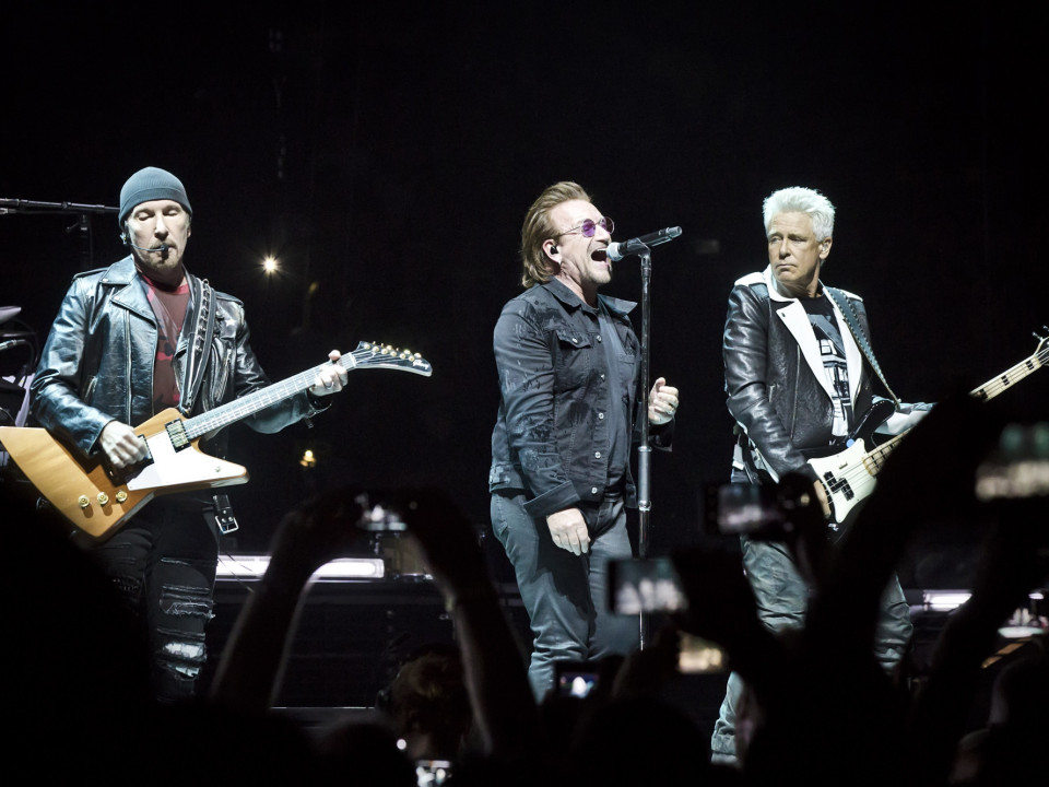 U2 a anulat concertul de la Berlin deoarece Bono a suferit "o pierdere completă a vocii"
