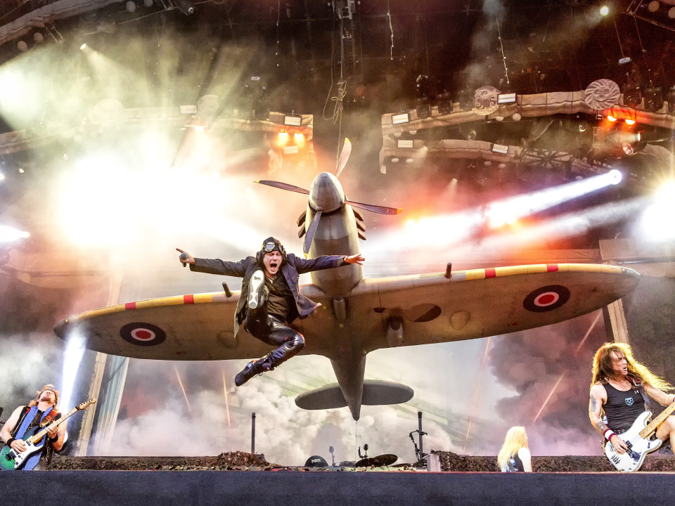 Iron Maiden a lansat un videoclip cu Bruce Dickinson într-un Avro Lancaster