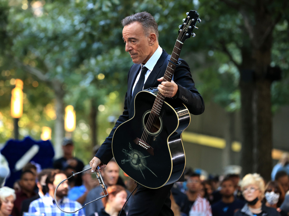 Bruce Springsteen a onorat victimele din 11 septembrie cu “I’ll See You in My Dreams” la ceremonia comemorativă de 20 de ani