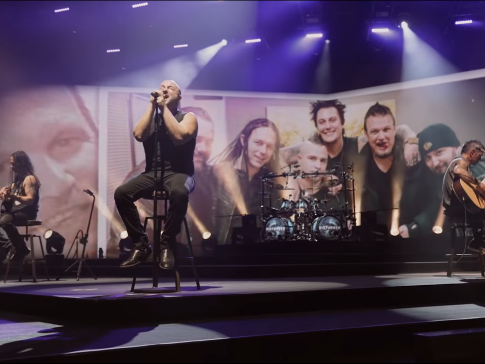 Disturbed revin cu un videoclip live pentru piesa „Hold On To Memories”