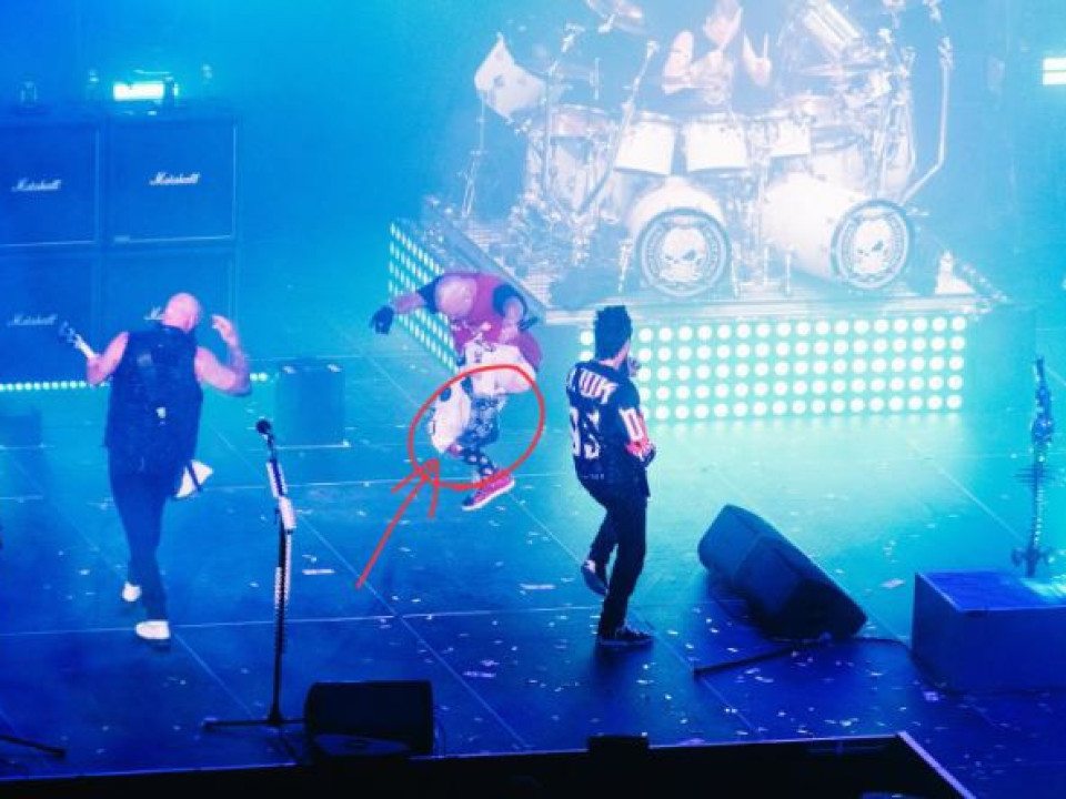 Five Finger Death Punch: Solistul Ivan Moody apare pe scenă cu piciorul în ghips