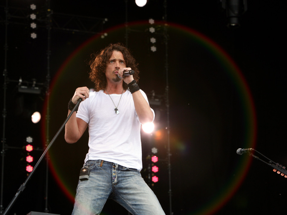 Lyric video pentru versiunea lui Chris Cornell a „Watching the Wheels” a lui John Lennon
