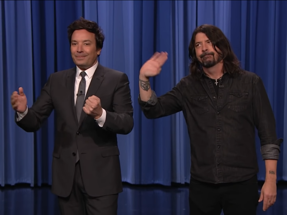 Dave Grohl (Foo Fighters) prezintă „The Tonight Show” alături de Jimmy Fallon