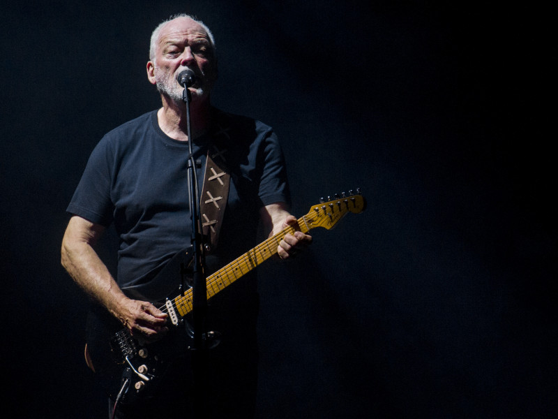 Legendara "Black Strat" a lui David Gilmour doboară recordul mondial pentru o chitară vândută la licitație