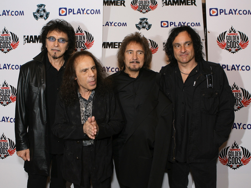 Ronnie James Dio ura sa cânte melodiile Black Sabbath din era Ozzy