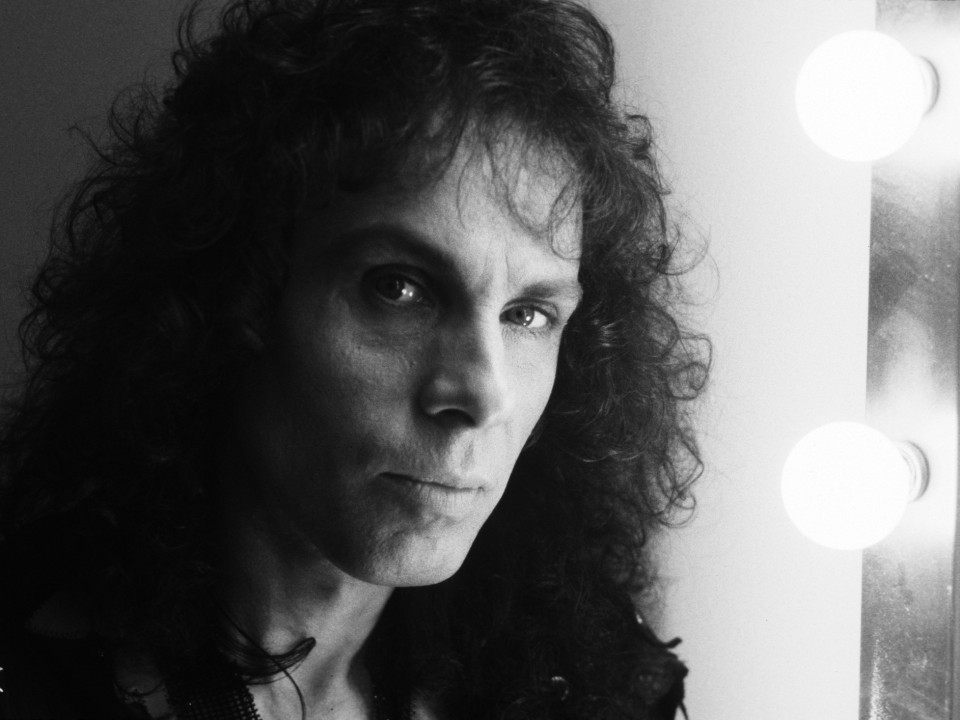 Fostul clăpar DIO crede că holograma lui Ronnie James Dio este o lipsa de respect pentru memoria muzicianului