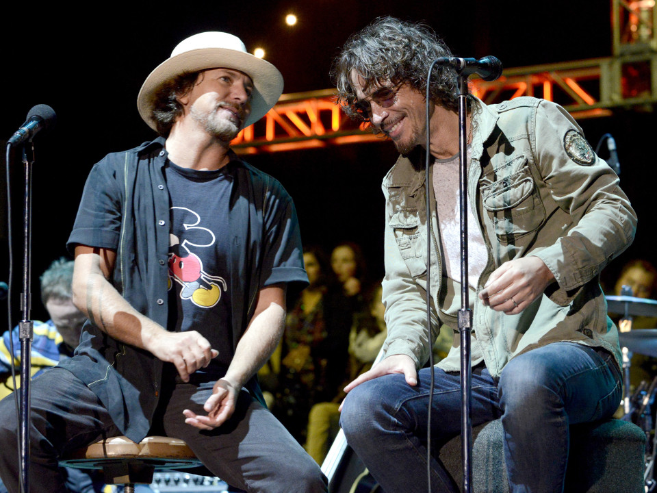 Eddie Vedder vorbește de vremurile „întunecate” de după moartea lui Chris Cornell cu Howard Stern