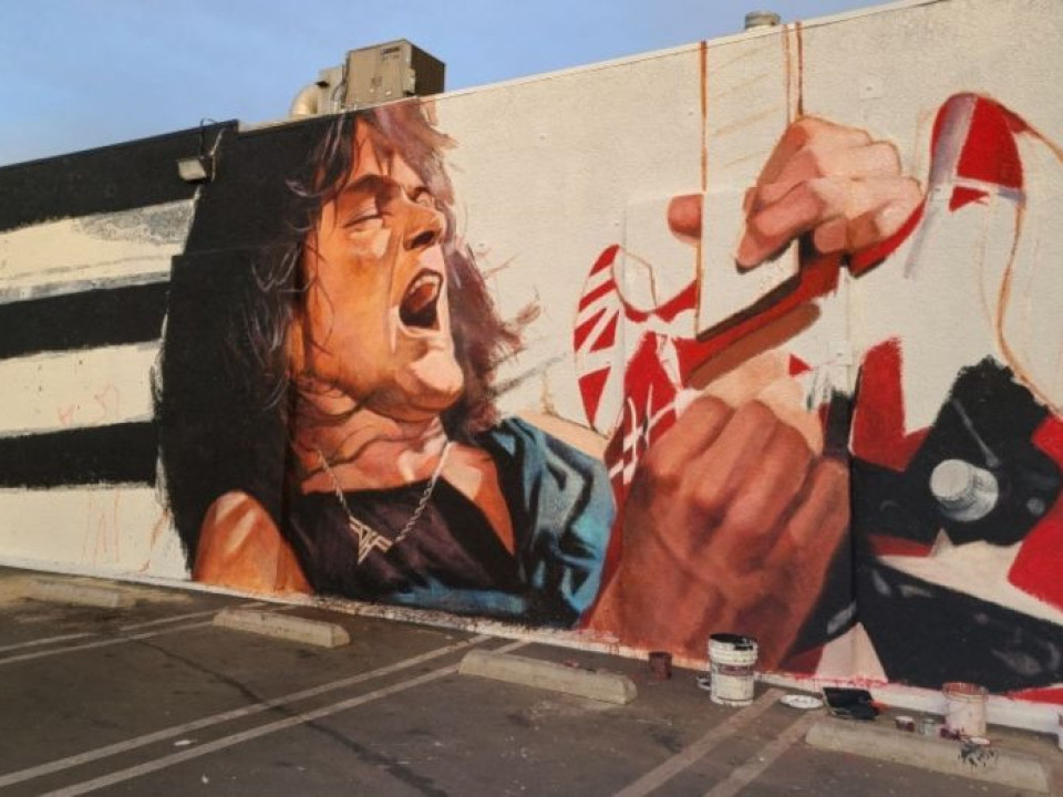 Pictură murală înfățișându-l pe Van Halen, dezvăluită la Hollywood