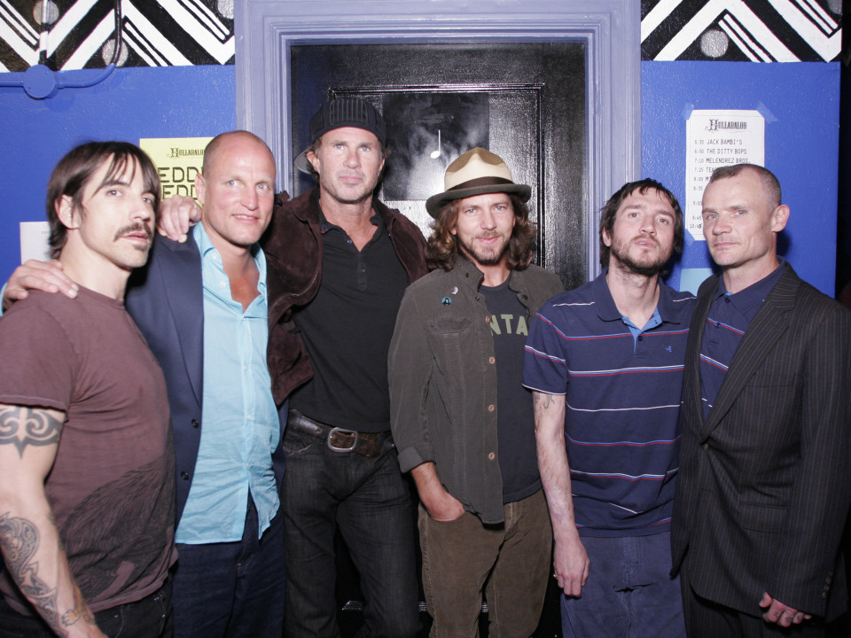 Eddie Vedder se alătură Red Hot Chili Peppers pentru coveruri dupa Prince și Jimi Hendrix
