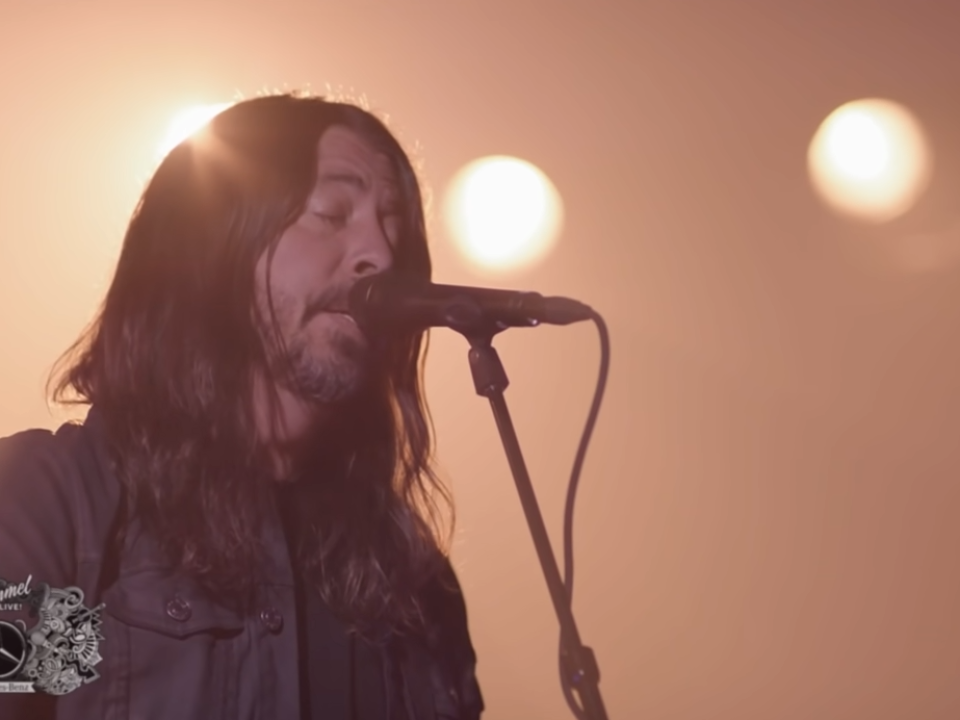 Foo Fighters interpretează live melodia „Waiting On A War”