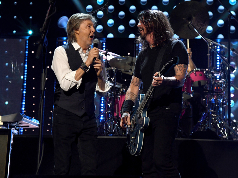 Duet Paul McCartney - Foo Fighters pe „Get Back” la ceremonia Rock and Roll Hall of Fame 2021