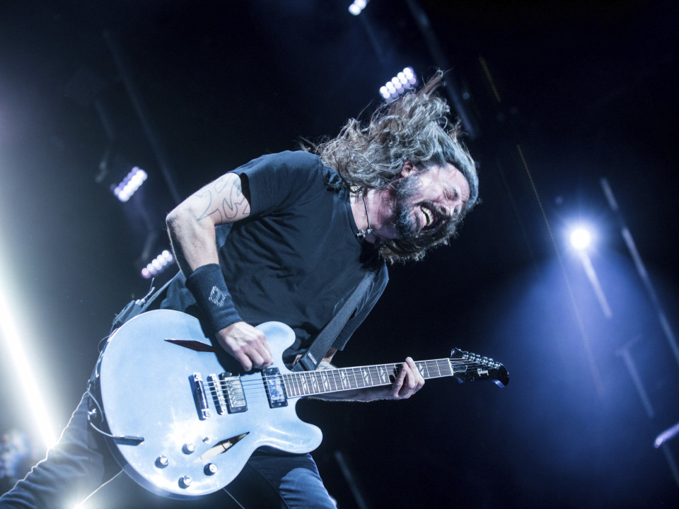 Foo Fighters: Dave Grohl aproape a căzut de pe scenă (din nou)
