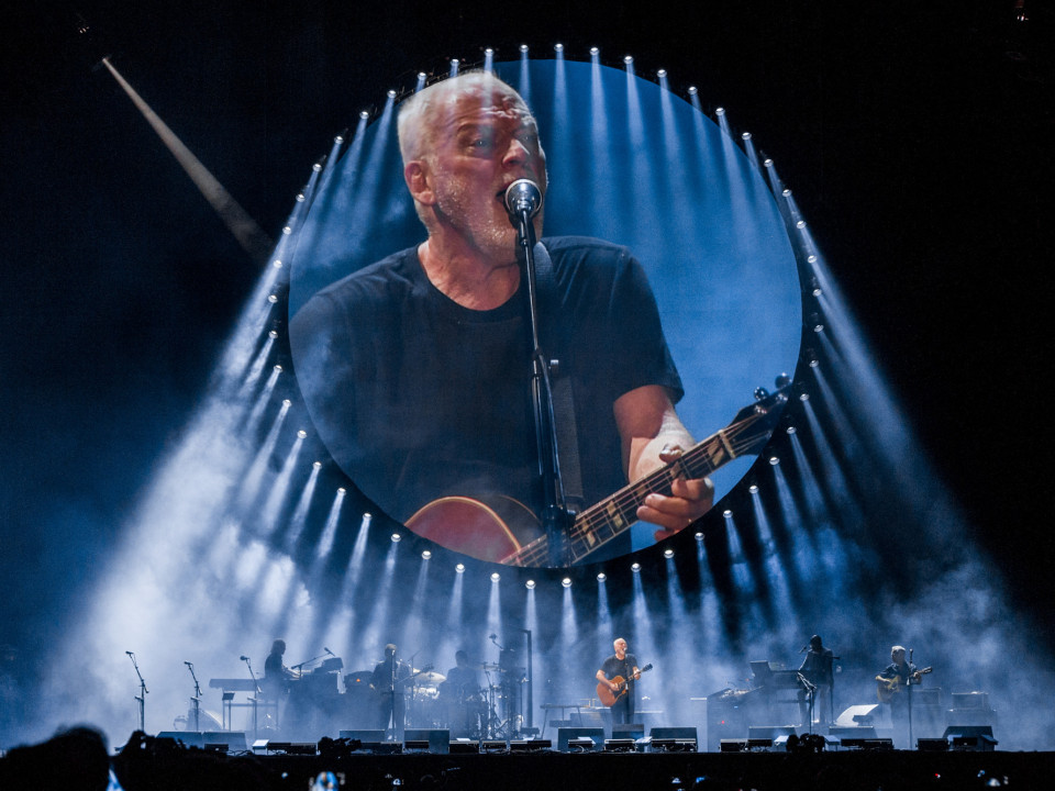 David Gilmour lansează un videoclip live al "Comfortably Numb"