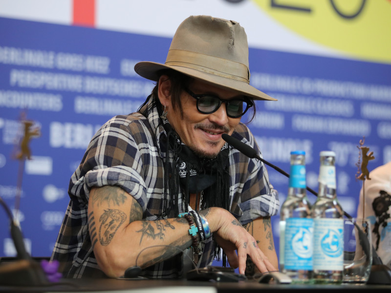 Johnny Depp face un cover după John Lennon - "Working Class Hero"