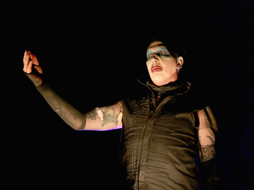 Mosh pit pe muzica lui Marilyn Manson la un festival hip-hop