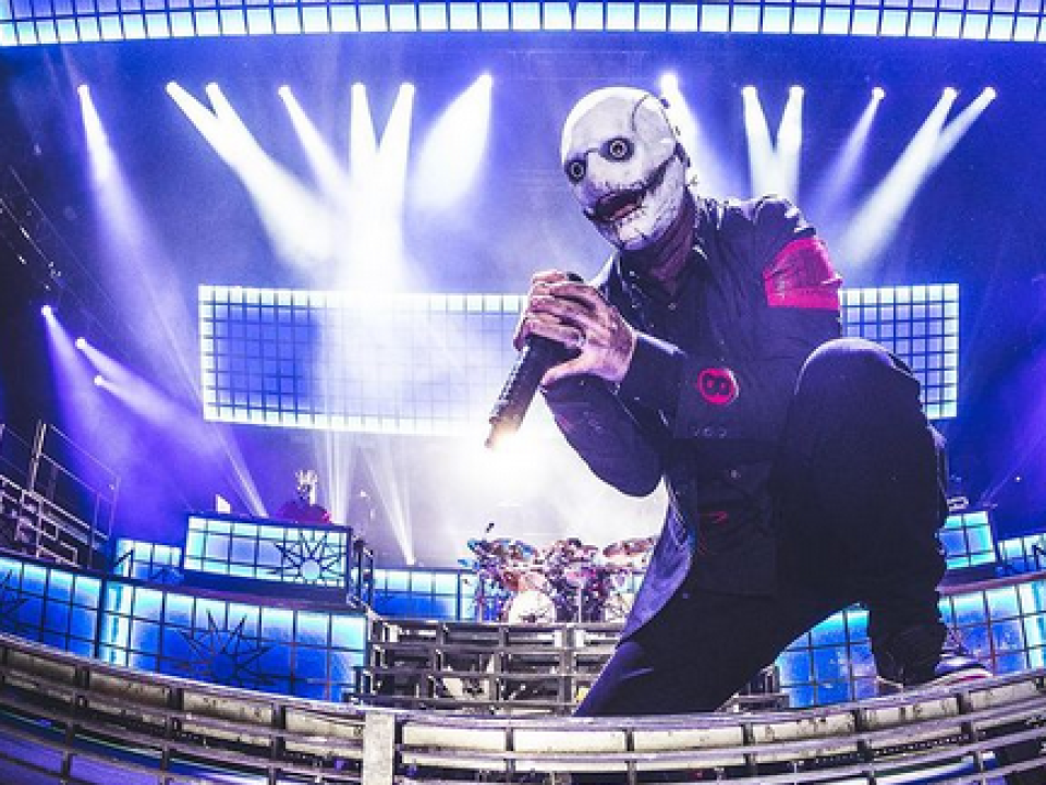 Corey Taylor (Slipknot) le prezintă fanilor noua sa mască