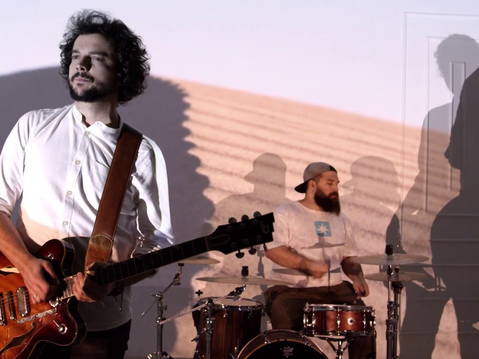 om la lună lansează "La capăt de linie", primul cântec de pe viitorul album al trupei