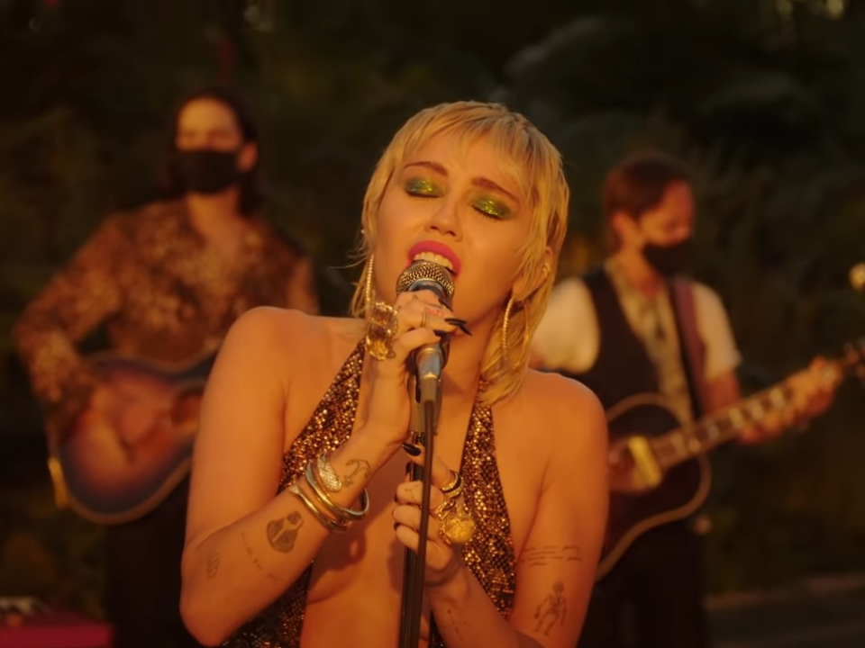 Miley Cyrus: Iată cum sună melodia „Just Breathe” (Pearl Jam) cântată de artistă