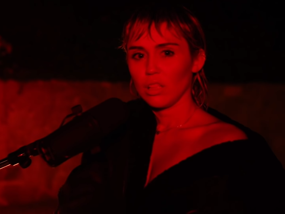 Miley Cyrus interpretează „Wish You Were Here” (Pink Floyd)