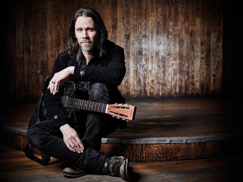 Myles Kennedy , cover acustic după „The Trooper” - Iron Maiden