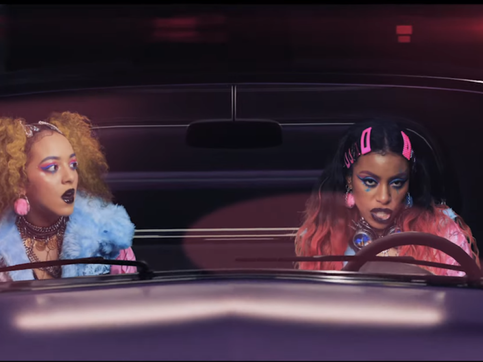 Nova Twins au revenit cu un videoclip-thriller pentru melodia „Taxi”