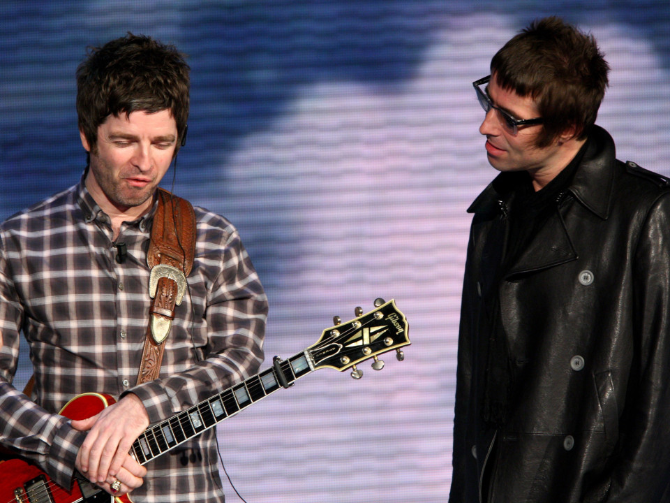 Frații Gallagher se ceartă pe piesele Oasis