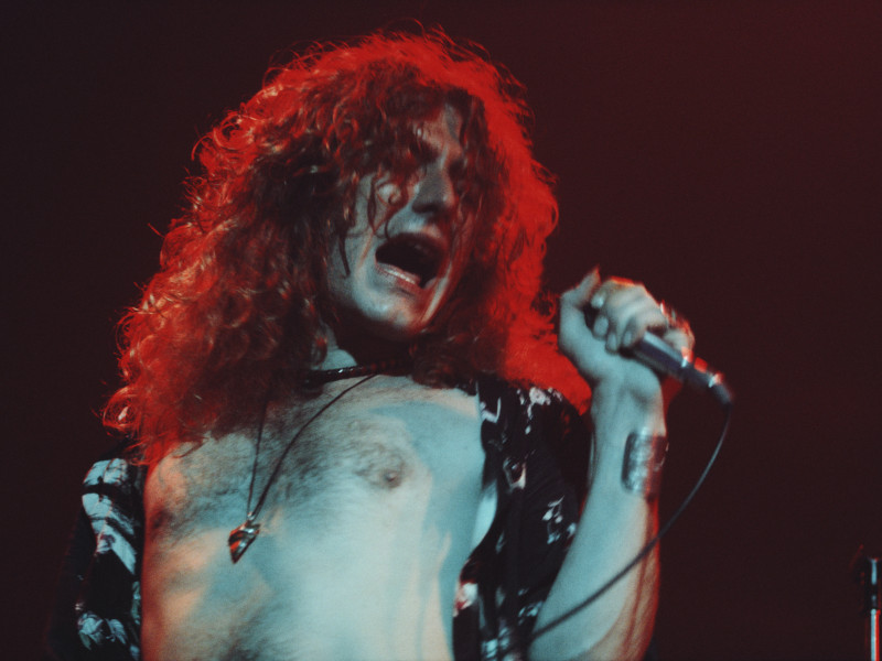Robert Plant spune că una dintre ipostazele sale clasice de pe scenă a apărut pentru că nu știa dacă poate lua notele potrivite