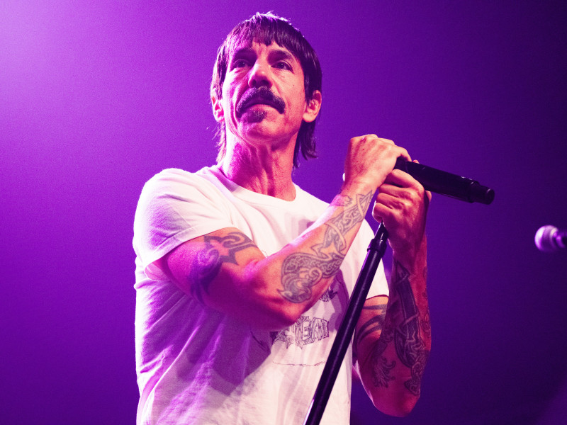 Red Hot Chili Peppers lansează noul single, „Poster Child”: Stream