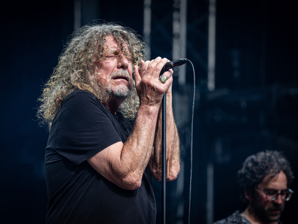Robert Plant pregătește compilația „Digging Deep”, cu trei melodii nelansate anterior