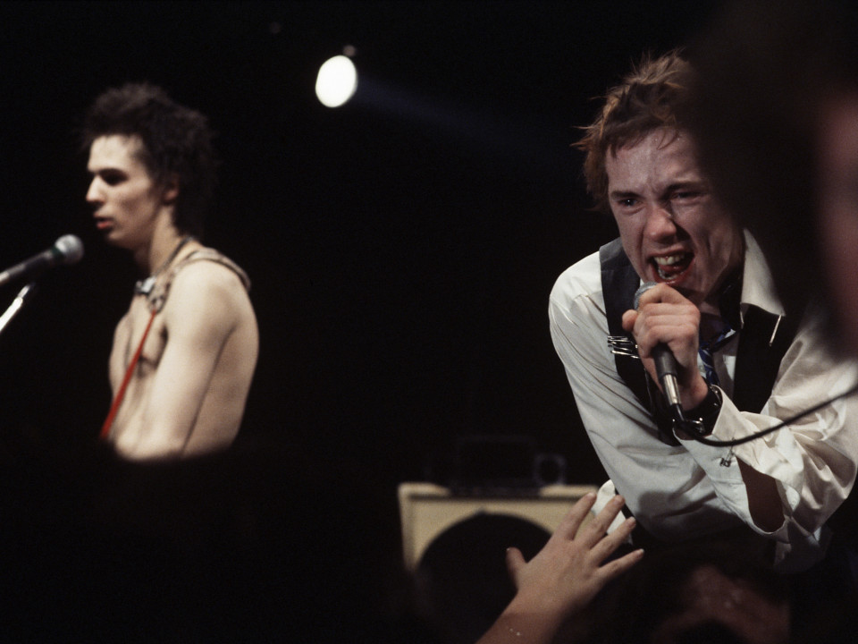 Sex Pistols câștigă lupta legală împotriva lui Johnny Rotten pentru melodiile din serialul lui Danny Boyle