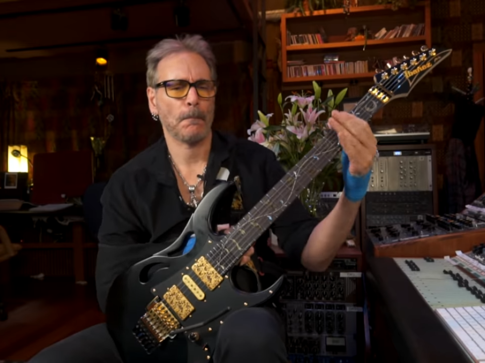 Chitaristul Steve Vai interpretează „Knappsack”, o piesă scrisă pentru o singură mână