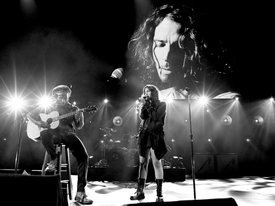 Toni Cornell și Pete Thorn îi aduc un omagiu lui Chris Cornell cu interpretarea „Nothing Compares 2 U” la The Tonight Show
