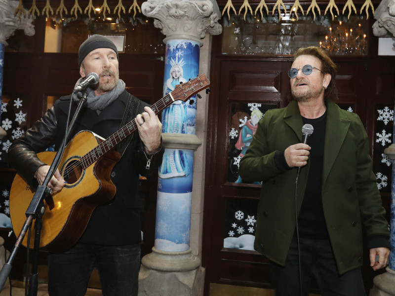 Bono a cântat pe stradă, in Dublin, pentru ajutorarea persoanelor fără adăpost