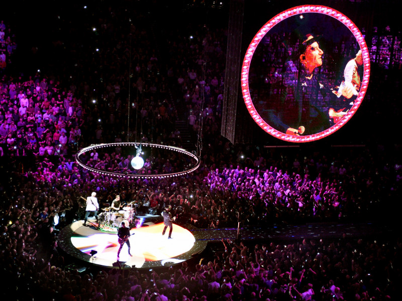 U2 a adus un omagiu victimelor atacului terorist din Manchester în deschiderea turneului britanic