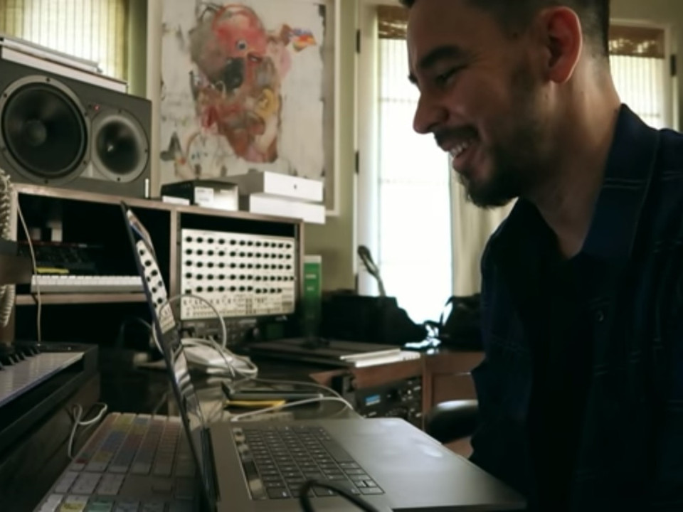 Mike Shinoda a lansat piesa „Ghost”, căreia i-a alăturat un videoclip captivant 