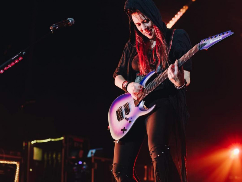 Chitarista Jen Majura nu mai face parte din formația Evanescence