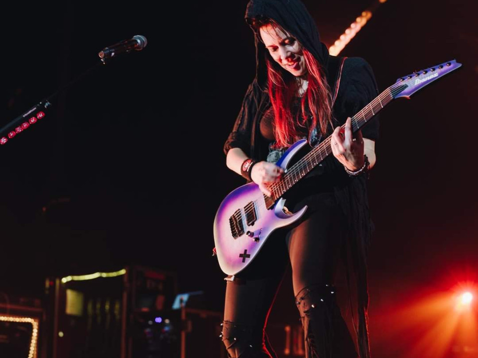 Chitarista Jen Majura nu mai face parte din formația Evanescence