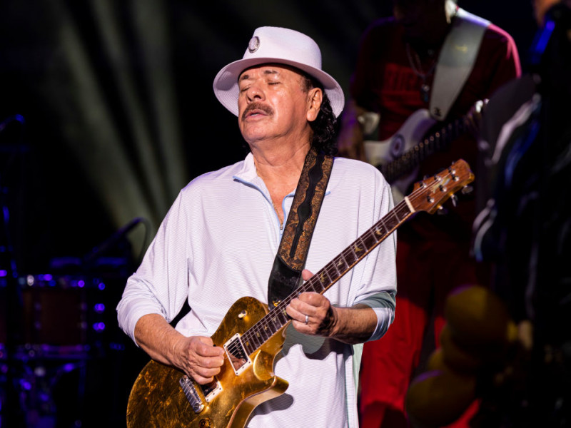Carlos Santana a leșinat pe scenă la un concert din Michigan. Artistul se simte bine în acest moment
